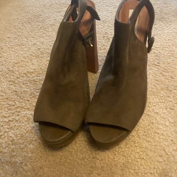 Steve Madden Forest Green Mule. Must have wardrobe staple! - Picture 3 of 4